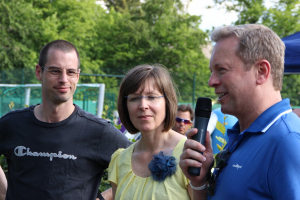 Benefizveranstaltung WWK Kinderstiftung für Hilfe für Kids mit Frauke Gnadl und Dominik Nörr (KJR) und Stefan Sedlmeir (WWK)