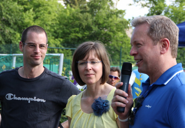 Benefizveranstaltung WWK Kinderstiftung für Hilfe für Kids mit Frauke Gnadl und Dominik Nörr (KJR) und Stefan Sedlmeir (WWK)