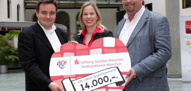 Scheckübergabe Stiftung Soziales München für Hilfe für Kids mit Schirmherr Andreas Giebel