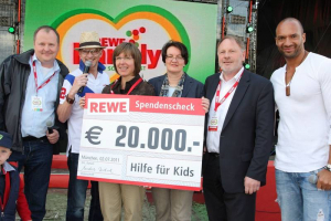Scheckübergabe REWE Familyfest an Hilfe für Kids auf der Theresienwiese in München