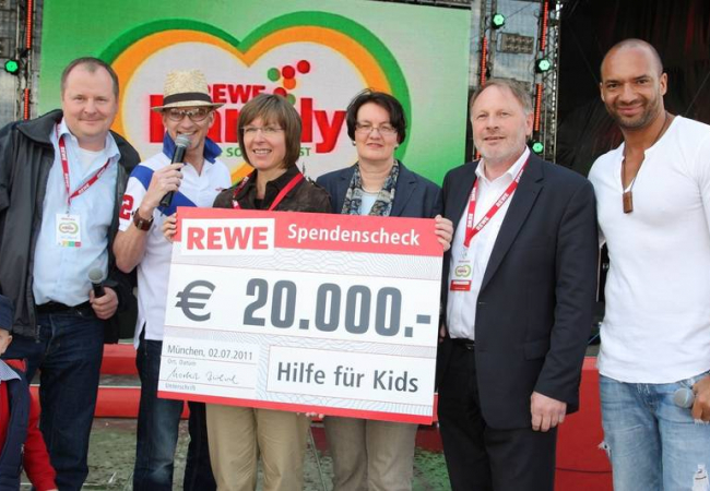 Scheckübergabe REWE Familyfest an Hilfe für Kids auf der Theresienwiese in München