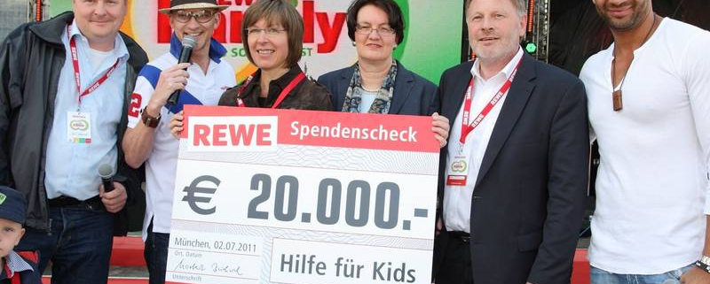 Scheckübergabe REWE Familyfest an Hilfe für Kids auf der Theresienwiese in München
