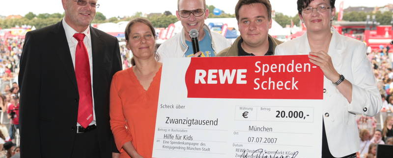 Scheckübergabe REWE Family an Hilfe für Kids