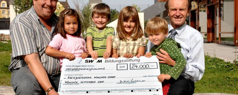 Scheckübergabe SWM Bildungsstiftung an Hilfe für Kids